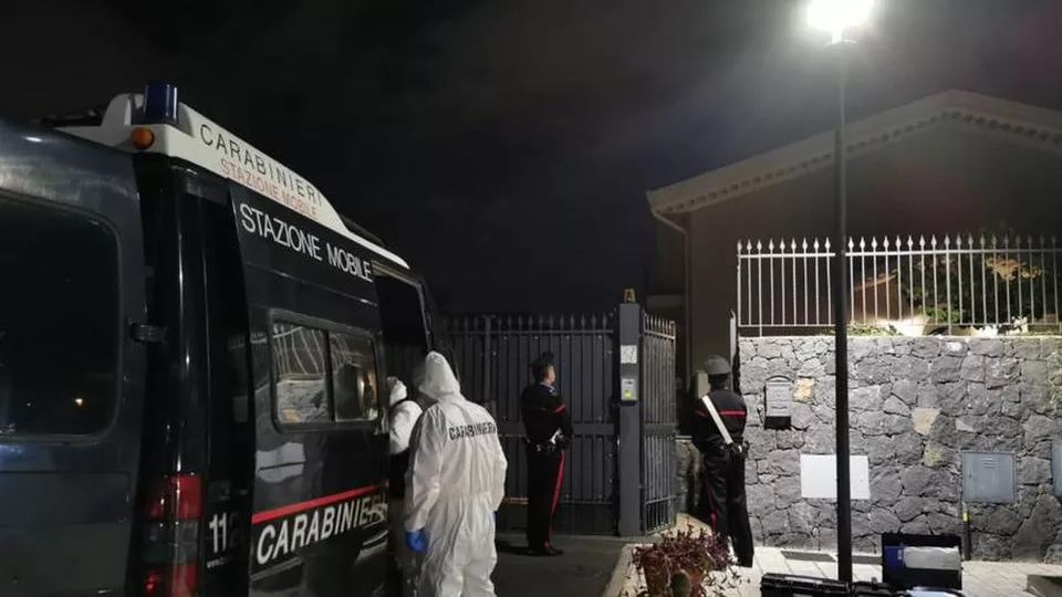 LUCREZIA UCCISA IN CASA DAL FRATELLO CON UNA COLTELLATA ALLA GOLA E POI