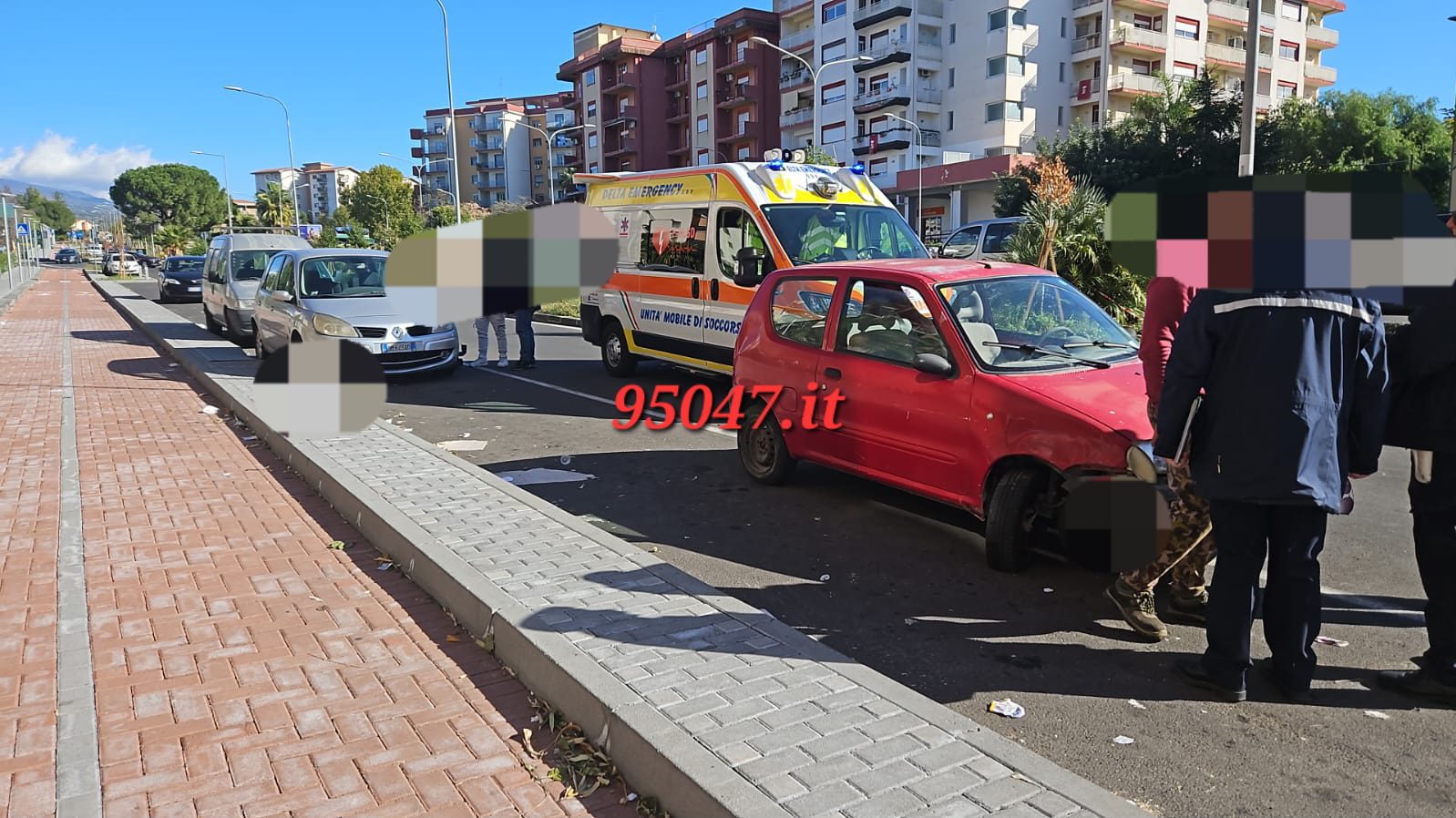 PATERNÒ COLTO DA MALORE PERDE IL CONTROLLO DELLAUTO E SBATTE CONTRO