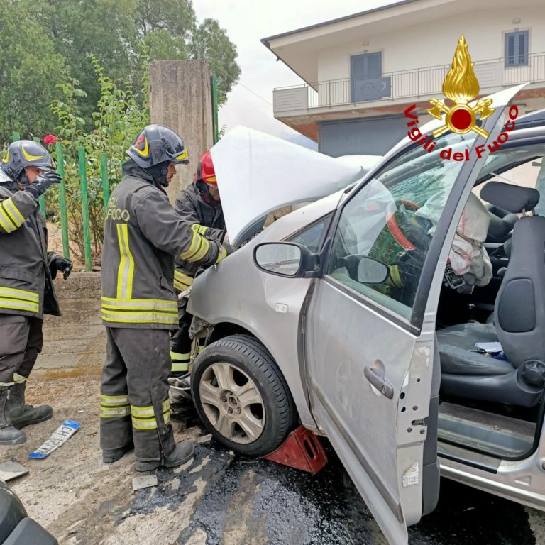 grave incidente ieri a palagonia auto si schianta contro un cancello 95047 it