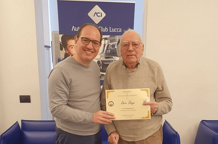 Nonno Divo Patente Rinnovata A 99 Anni Premiato Da Aci 95047it