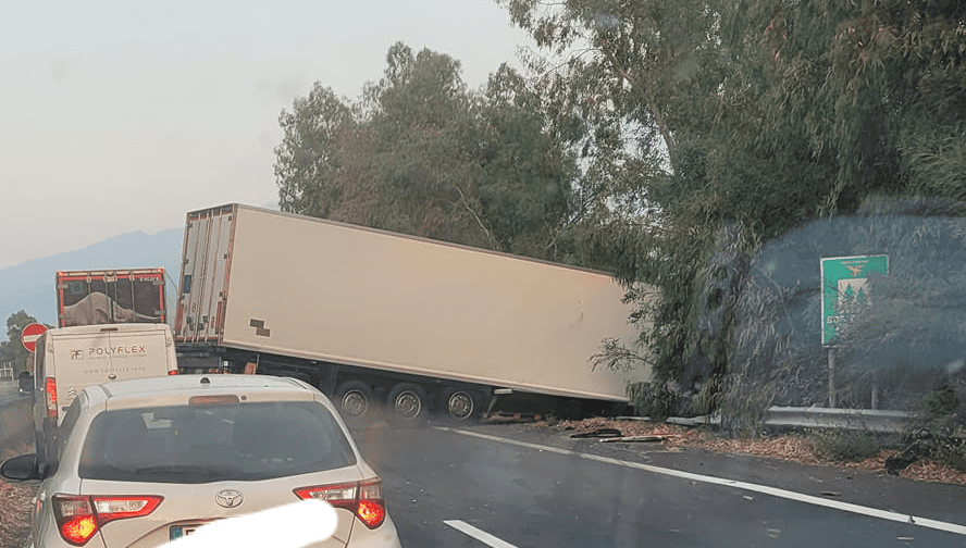 GRAVE INCIDENTE SULL'AUTOSTRADA A18: COLLISIONE TRA DUE MEZZI PESANTI ...